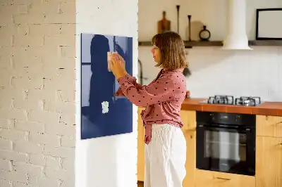 Decoratief glazen wandbord beschrijfbaar en magnetisch in marineblauw