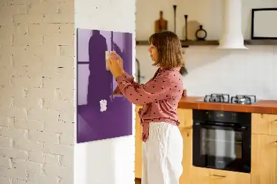 Magnetisch en uitwisbaar glazen wandbord in de kleur paars