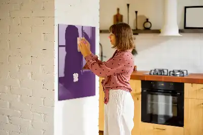 Magnetisch en uitwisbaar glazen wandbord in de kleur paars