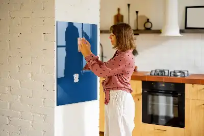 Decoratief glazen beschrijfbaar en magnetisch wandbord in het blauw