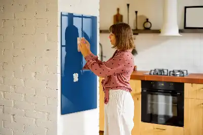 Decoratief glazen beschrijfbaar en magnetisch wandbord in het blauw
