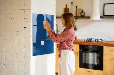 Decoratief glazen beschrijfbaar en magnetisch wandbord in het blauw