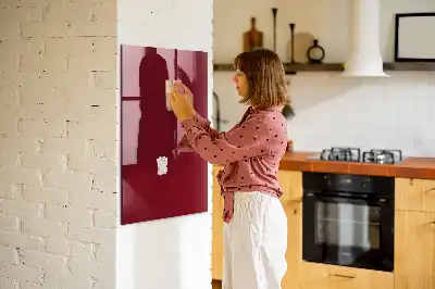 Magnetisch en uitwisbaar glazen wandbord in de kleur bordeaux