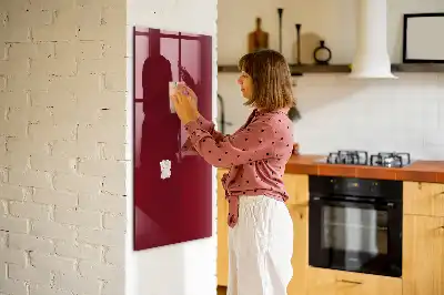 Magnetisch en uitwisbaar glazen wandbord in de kleur bordeaux
