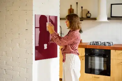 Magnetisch en uitwisbaar glazen wandbord in de kleur bordeaux