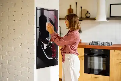 Magnetisch glazen wandbord met afbeelding van gemorste wijn