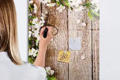 Glazen magneetbord met decoratieve print van bloemen op houten planken