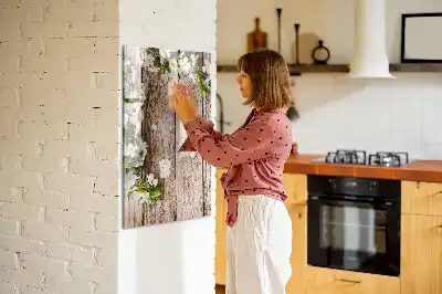 Glazen magneetbord met decoratieve print van bloemen op houten planken