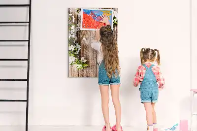 Glazen magneetbord met decoratieve print van bloemen op houten planken