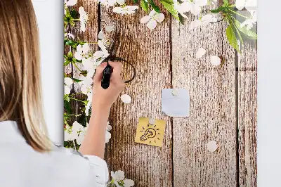 Glazen magneetbord met decoratieve print van bloemen op houten planken