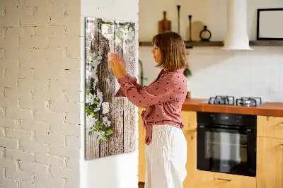 Glazen magneetbord met decoratieve print van bloemen op houten planken