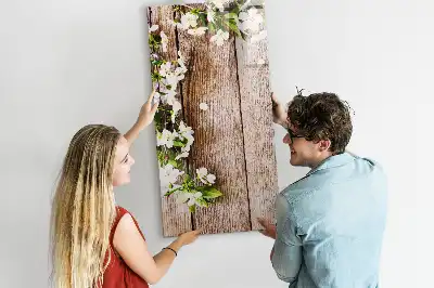 Glazen magneetbord met decoratieve print van bloemen op houten planken