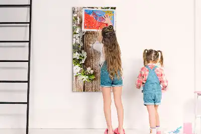 Glazen magneetbord met decoratieve print van bloemen op houten planken