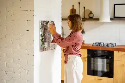Glazen magneetbord met decoratieve print van bloemen op houten planken