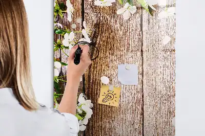 Glazen magneetbord met decoratieve print van bloemen op houten planken