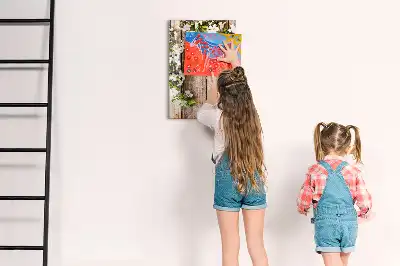Glazen magneetbord met decoratieve print van bloemen op houten planken