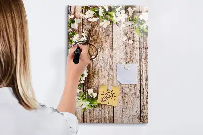 Glazen magneetbord met decoratieve print van bloemen op houten planken