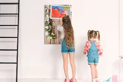 Glazen magneetbord met decoratieve print van bloemen op houten planken