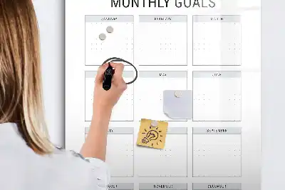 Magnetisch glazen memobord voor aan de muur met maandelijkse doelen
