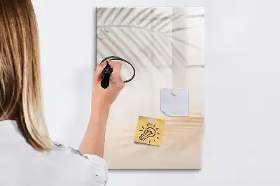 Glazen magneetbord met print schaduw van palmblad