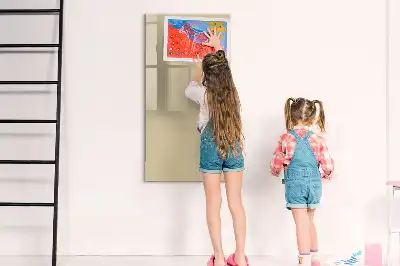 Magnetisch memobord van glas voor aan de muur in de kleur beige