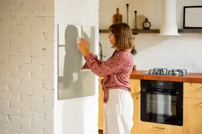 Magnetisch memobord van glas voor aan de muur in de kleur beige
