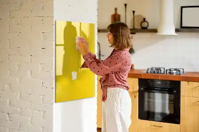 Glazen magneetbord met decoratieve print in de kleur lichtgeel