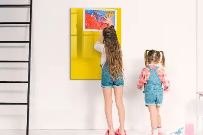 Glazen magneetbord met decoratieve print in de kleur lichtgeel