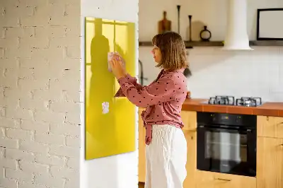 Glazen magneetbord met decoratieve print in de kleur lichtgeel
