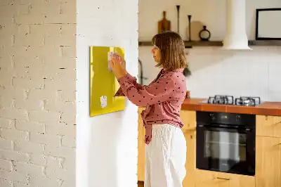 Glazen magneetbord met decoratieve print in de kleur lichtgeel
