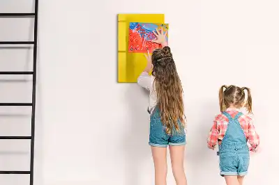 Glazen magneetbord met decoratieve print in de kleur lichtgeel