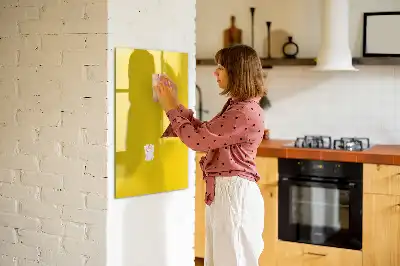 Glazen magneetbord met decoratieve print in de kleur lichtgeel