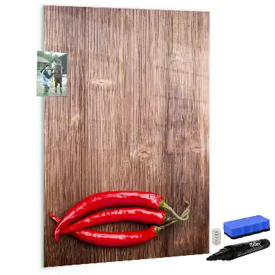 Magnetisch glazen memobord met afbeelding van chilipepers op een houten plank