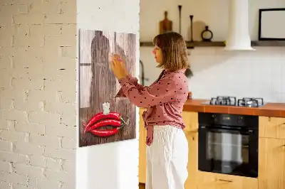 Magnetisch glazen memobord met afbeelding van chilipepers op een houten plank
