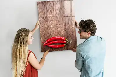 Magnetisch glazen memobord met afbeelding van chilipepers op een houten plank