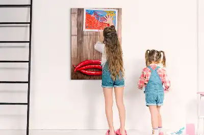 Magnetisch glazen memobord met afbeelding van chilipepers op een houten plank