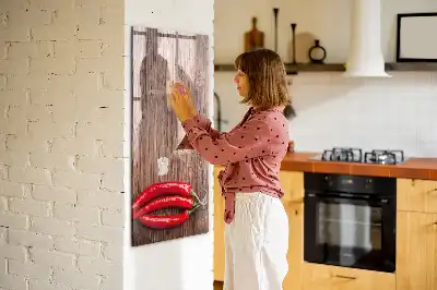 Magnetisch glazen memobord met afbeelding van chilipepers op een houten plank