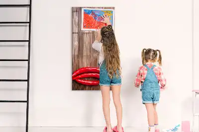 Magnetisch glazen memobord met afbeelding van chilipepers op een houten plank