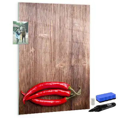Magnetisch glazen memobord met afbeelding van chilipepers op een houten plank