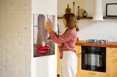 Magnetisch glazen memobord met afbeelding van chilipepers op een houten plank
