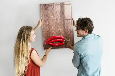 Magnetisch glazen memobord met afbeelding van chilipepers op een houten plank