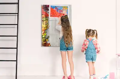 Glazen magneetbord met decoratieve print van groenten op hout