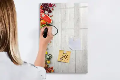 Glazen magneetbord met decoratieve print van groenten op hout