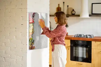 Glazen magneetbord met decoratieve print van groenten op hout