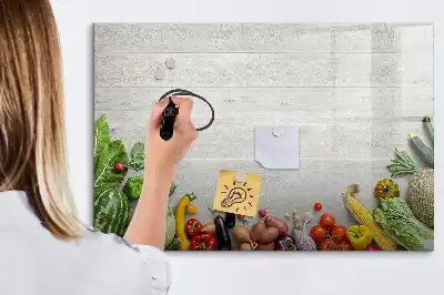 Magnetisch glazen schrijfbord met print van groenten op tafel