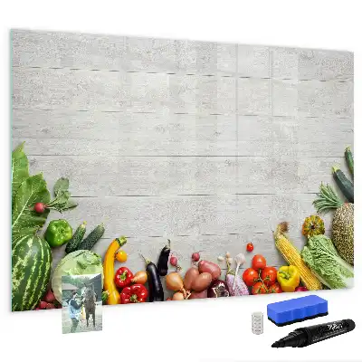 Magnetisch glazen schrijfbord met print van groenten op tafel