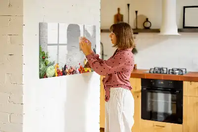 Magnetisch glazen schrijfbord met print van groenten op tafel