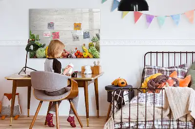 Magnetisch glazen schrijfbord met print van groenten op tafel