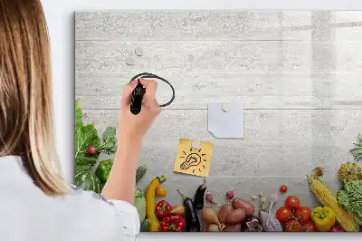 Magnetisch glazen schrijfbord met print van groenten op tafel