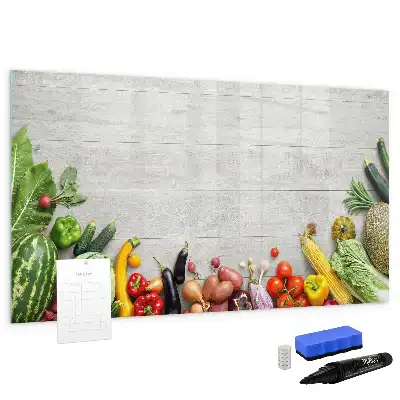 Magnetisch glazen schrijfbord met print van groenten op tafel